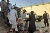 Des hommes transportent le corps d'une victime de l'attentat dans une mosquée de Kunduz, dans le nord de l'Afghanistan, le 8 octobre 2021



















