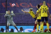 La gardienne belge Nicky Evrard (g) sauve un ballon de la tête de la Suédoise Stina Blackstenius en quart de finale de l'Euro, le 22 juillet 2022 à Leigh, près de Manchester    