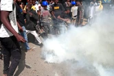Les forces de sécurité tirent des gaz lacrymogènes sur des manifestants, le 17 janvier 2022 à Khartoum, au Soudan