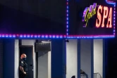 Un policier devant un salon de massage où trois personnes ont été tuées dans une fusillade le 16 mars 2021 à Atlanta en Géorgie