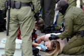 Une manifestante blessée lors de heurts avec les forces de l'ordre, à Minsk, le 19 septembre 2020