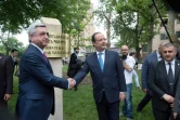 François Hollande, alors président de la République, serre la main du président arménien Serzh Sarkisian devant une stèle à la mémoire de Missak Manoukian, le 13 mai 2014 à Erevan, en Arménie 