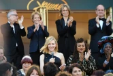 Quatre-vingt-deux stars et femmes du 7e art, dont la présidente du jury Cate Blanchett (C) et la réalisatrice Agnès Varda, réclament "l'égalité salariale" dans le cinéma, le 12 mai 2018 au Festival de Cannes
