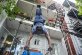 Antino Pansa, étudiant en cirque, s'entraîne dans la cour devant chez lui, le 6 juin 2020, à Montréal, au Canada