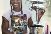 La légende Serena Williams brandit le trophée remporté à l'Open d'Australie sur les rives du fleuve Yarra à Melbourne, le 25 janvier 2003 