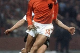 L'attaquant néerlandais Johan Cruyff contrôle le ballon face aux Allemands de l'Est lors du Mondial, le 7 juillet 1974 à Munich