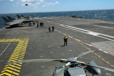 Un Rafale s'apprête à atterrir sur le pont du porte-avions Charles de Gaulle, au large des côtes de Toulon, le 25 avril 2024