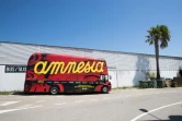 Un bus garé devant l'entrée de la discothèque Amnesia fermée en raison de l'épidémie de coronavirus, le 30 juillet 2020 à Ibiza
