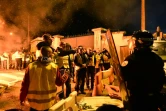 Des "gilets jaunes" font face aux forces de police devant un dépôt de carburant, le 29 novembre 2018 au Mans