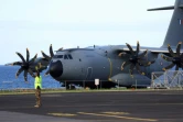 L'avion militaire français A440M acheminant des pompiers et secours français à Mayotte atterit à Saint-Denis de la Réunion, le 15 décembre 2024