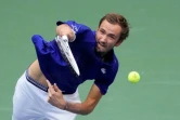 Le Russe Daniil Medvedev sert face au Serbe Novak Djokovic, lors de leur finale de l'US Open, le 12 septembre 2021 à New York