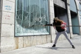 Un manifestant libanais détruit la façade d'une banque à Tripoli, dans le nord du Liban, le 28 avril  2020
