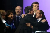 Manuel Valls donne une accolade à Faouzi Lamdaoui le 6 mai 2012 à Paris devant Martine Aubry et Arnaud Montebourg