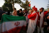 Des Iraniennes aux couleurs de leur équipe nationale se rassemblent devant le stade Azadi de Téhéran avant la diffusion du match Iran-Espagne dans le cadre du Mondial de football en Russie, le 20 juin 2018