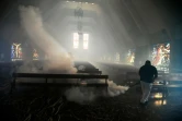 Un employé du ministère de la santé traite une église lors d'une opération de fumigation contre le moustique Aedes Aegypti à Caracas, le 5 février 2016 