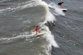 Des surfers profitent de l'approche de l'ouragan Henri à Long Beach, dans l'Etat de New York, le 21 août 2021