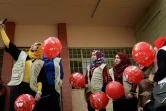 Des membres de l'association Génération Renaissance célèbrent la Saint-Valentin, dans la partie est de Mossoul, le 14 février 2017