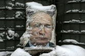 Une affiche du président russe Vladimir Poutine est utilisée par des soldats ukrainiens comme cible lors d'un exercice de tir sur la ligne de front avec les séparatistes près du village de Zolote, dans la région de Lugansk (Ukraine), le 21 janvier 2022