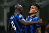 L'attaquant argentin de l'Inter Lautaro Martinez (d) félicité par son coéquipier Romelu Lukaku après son but contre Naples, le 28 juillet 2020 à San Siro