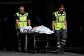 Le corps d'un homme qui a attaqué un commissariat à Cornella près de Barcelone est emmené le 20 août 2018