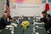 Le président américain Joe Biden (g) et le Premier ministre japonais Fumio Kishida (d), lors d'une rencontre avant le sommet du G7, le 18 mai 2023 à Hiroshima