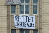 Une banderole "Sauvez notre allée" le 4 janvier 2019 aux fenêtres d'un immeuble de la Karl-Marx-Allee à Berlin