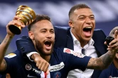 Les attaquants du PSG Neymar et Kylian Mbappé fêtent la victoire en finale de la Coupe de la Ligue contre Lyon, le 31 juillet 2020 au stade de France