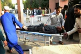 Un blessé est transporté vers l'hôpital, après un attentat suicide le 16 juin 2018 à Jalalabad, revendiqué par l'Etat islamique