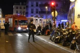 Pompiers et forces de l'ordre barrent l'accès au Bataclan le 14 novembre 2015 à Paris