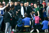 Kylian Mbappé pose pour de jeunes fans, le 17 octobre 2018 à Bondy