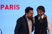 Le mathématicien Cédric Villani (D) et  Mounir Mahjoubi (G) qui s'est rallié à sa candidature, en meeting à Paris, le 4 juillet 2019
