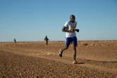 Un participant au premier marathon organisé au Niger court dans le désert près d'Agadez, le 29 décembre 2019.
