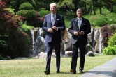 Le président américain Joe Biden aux côtés du président du constructeur automobile Hyundai Chung Eui-sun à Séoul le 22 mai 2022