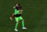 Le gardien de la Croatie Danijel Subasic (g) et le milieu de terrain Luka Modric jubilent après la qualification en quarts de finale du Mondial le 1er juillet 2018