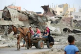 Une famille palestinienne fuit le camp de réfugiés d'al-Maghazi dans le centre de la bande de Gaza, le 17 août 2024
