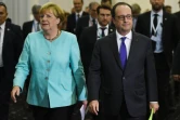 Le président François Hollande (D) avec la chancelière allemande Angela Merkel (G) à Bratislava le 16 septembre 2016
