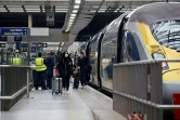 Des passagers montent à bord d'un Eurostar à la gare Saint-Pancras de Londres, le 23 décembre 2020