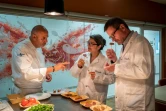 Le chef Nicolas Maire (g) et les spécialistes du goût Liliana Favaron (c) et Mark Rubin goûtent un steak végétal au siège de la société suisse Firmenich à Satigny, près de Genève, le 30 juin 2021
