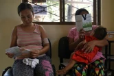 Des jeunes mères philippines attendent une consultation dans les locaux de l'ONG Likhaan dans un bidonville proche de Manille, le 10 octobre 2017 