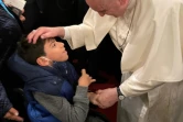 Le pape François accueille un enfant handicapé dans la cathédrale maronite Notre-Dame de Grâce à Nicosie, la capitale de Chypre, le 2 décembre 2021