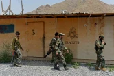 Des soldats de l'armée afghane marchent dans une base américaine à Achin, le 26 juillet 2020
