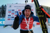 La joie du Français Quentin Fillon-Maillet, vainqueur de la poursuite, comptant pour la Coupe du monde de biathlon, le 18 décembre 2021 au Grand Bornand