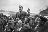 Le boxeur Marcel Cerdan qui vient de remporter le titre de champion du monde des poids moyens devant l'américain Tony Zale, est accueilli triomphalement, le 1er octobre 1948 à l'aéroport d'Orly.