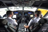 Les pilotes dans le cockpit du Boeing 737 MAX de la compagnie brésilienne Gol avant le décollage de l'appareil de l'aéroport de Guarulhos, près de Sao Paulo, le 9 décembre 2020