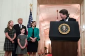 Brett Kavanaugh et sa famille, accompagnés de Donald Trump, lors de la cérémonie d'investiture de M. Kavanaugh à la Cour suprême des Etats-Unis, le 8 octobre 2018 à la Maison Blanche à Washington 