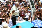 Le pape François salue les fidèles depuis sa papamobile à Puerto Maldonado (Pérou), le 19 janvier 2018