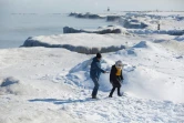 Des promeneurs sur les berges gelées du lac Michigan où les températures sont tombées à -29°C, le 30 janvier 2019 à Chicago