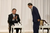 Le secrétaire général du gouvernement Yoshihide Suga (d) avant sa conférence de presse devant l'ancien ministre de la Défense Shigeru Ishiba (g), le 8 septembre 2020 à Tokyo