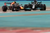 La Red Bull de Max Verstappen dans les rétroviseurs de Lewis Hamilton (Mercedes) sur le circuit de Yas Marina à Abou Dhabi, le 12 décembre 2021 
