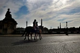 Deux policiers à cheval, place de la Concorde à Paris, le 21 avril 2020